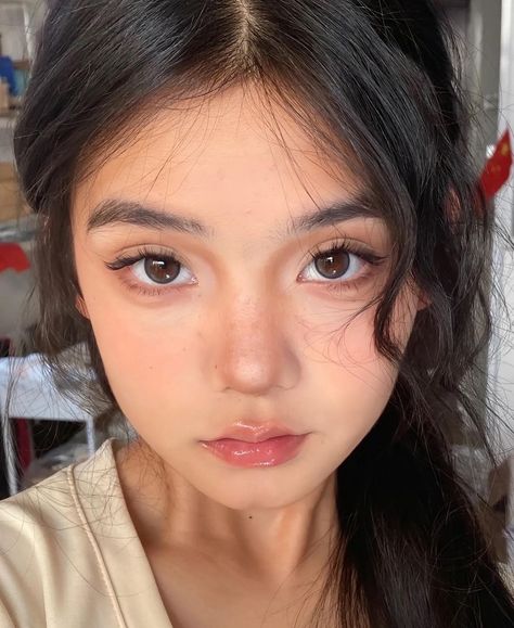 Chinese Makeup Brown Skin, Chinese Makeup Aesthetic, Neutral Douyin Makeup, Brown Chinese Makeup, Bambi Face, Douyin Makeup On European Features, Badass Makeup, Effortlessly Pretty, Ideal Face