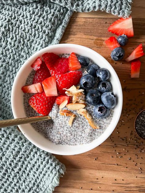 Chia Seeds Overnight (Easy Chia Pudding Recipe) - Mallory the Dietitian Breakfast Chia Seeds Overnight, Chia Seed Nutrition Facts, Chia Seed Nutrition, Easy Chia Pudding, Chia Seed Pudding Recipe, Wraps Recipes Easy, Heart Healthy Snacks, Vanilla Chia Pudding, Healthy Chicken Salad Recipe