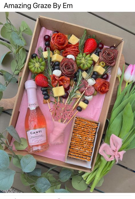 Charcuterie Gift Box, Charcuterie Lunch, Charcuterie Food, Baby Shower Fruit, Cooking Decorating, Graze Box, Charcuterie Gifts, Christmas Platter, Food Artists