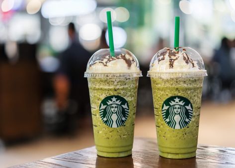 It's time for Starbucks Happy Hour specials! Check out what's included in the Starbucks BOGO menu and get your free Frappuccino or handcrafted drink today! Starbucks Matcha Drinks, Matcha Frappuccino, Matcha Drinks, Starbucks Breakfast, Matcha Lemonade, Matcha Tea Latte, Starbucks Matcha, Starbucks Vanilla, Matcha Latte Recipe