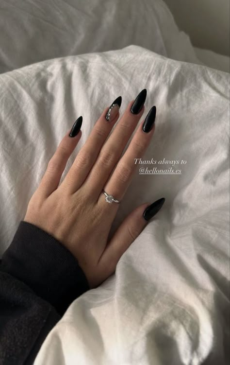 Nails art / uñas perfectas / perfect nails Classy Almond Nails, Graduation Nails, Gothic Nails, Edgy Nails, Casual Nails, Classy Acrylic Nails, Nails Only, Black Nail, Prom Nails