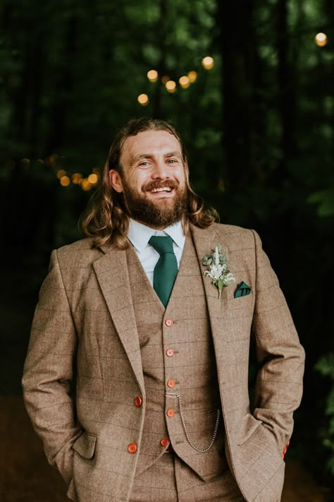 Light Brown Tweed Suit Wedding, Cottage Core Groom Suit, Brown And Green Groomsmen Attire, Brown Suit With Green Tie, Brown Tweed Suit Wedding, Brown And Green Suit, Green And Brown Wedding Theme, Boho Groomsmen Attire, Tweed Suit Men