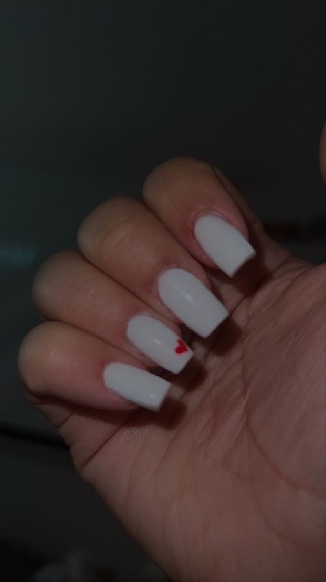 White Shirt Nails Ideas, Simple Valentines Day Nails Medium Length, Nail Inspo For 7th Grade, White Polygel Nails Design, White With Heart Nails, White Nails With A Heart, Basic Valentines Day Nails, Red And White Nails Short, White Nails With Red Heart