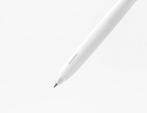 Did a Japanese Design Studio Just Perfect the Ballpoint Pen? • Gear Patrol Pen Projects, Smart Pen, Japanese Pen, Pen Design, Pens And Pencils, Japanese Design, Ballpoint Pen, Design Studio, Pen