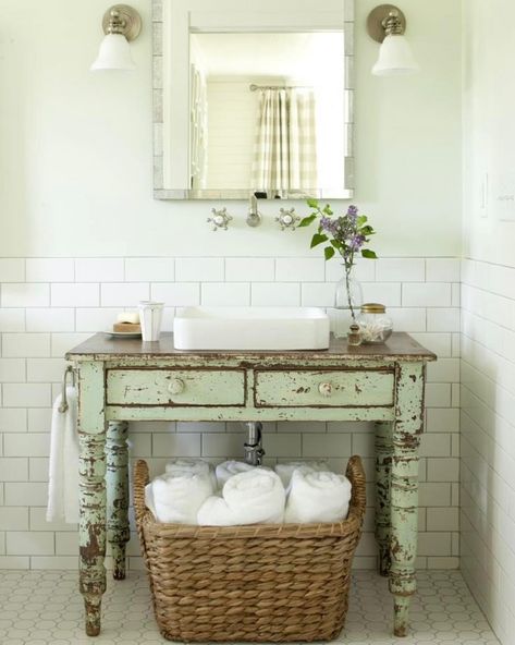 Baños Shabby Chic, Cottage Style Bathrooms, Cocina Shabby Chic, Shabby Chic Decorating, Chic Bathroom Decor, Bathroom Vanity Decor, Farmhouse Bathroom Decor Ideas, Bathroom Makeovers, Farmhouse Bathroom Vanity