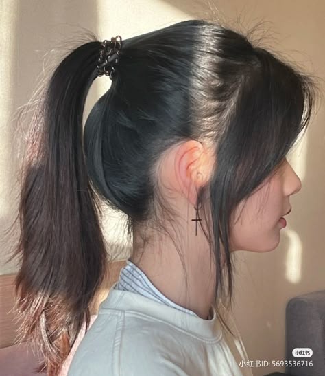 Douyin Hair, Medium Hair Ponytail, Girls Hair Style, Messy Ponytail Hairstyles, Long Side Bangs, Black Ponytail Hairstyles, Messy Ponytail, Side Ponytail, Side Swept Bangs