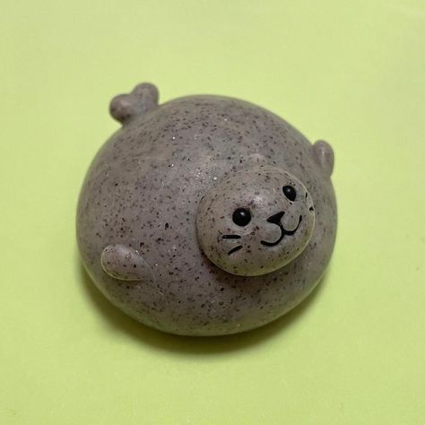 Seal Sculpture, Easy Clay Sculptures, Pet Rock, Clay Diy Projects, Clay Crafts Air Dry, Terrarium Decor, Cute Polymer Clay, Clay Figurine, Clay Animals