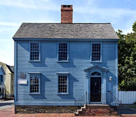 Thomas Townsend house, 1735. I love the blue on blue-less is more, colonial style. 📷rachel dunham design New England Colonial, Colonial House Exteriors, Saltbox Houses, Colonial Homes, Colonial Exterior, Primitive Homes, American Houses, New England Homes, New England Style