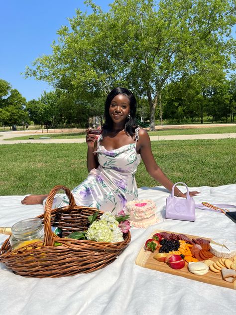 Cute birthday picnic in the park #picnic #picnicideas #blackgirlfashion #aesthetic Cute Birthday Picnic, Charcuterie Basket, 18th Birthday Party Decorations, It's My Birthday Instagram, 18th Birthday Party Ideas, Easy Picnic Food, Picnic Pictures, Backyard Birthday Parties, Birthday Picnic