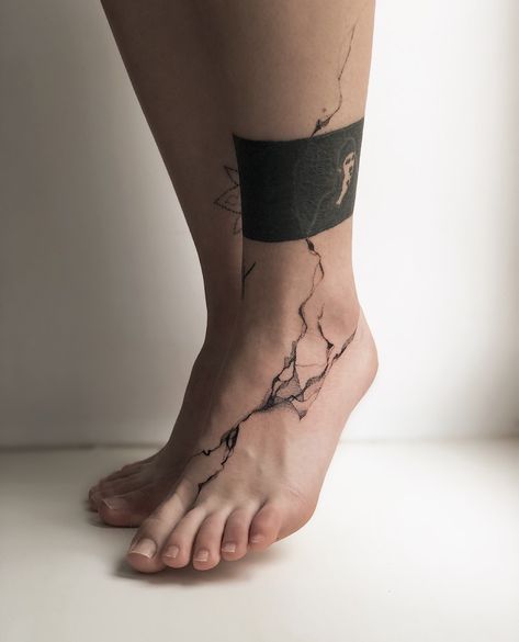 Kintsugi Tattoo, Geniale Tattoos, Leg Tattoo Men, Incredible Tattoos, Tattoo Girls, Arrow Tattoo, Badass Tattoos, Tattoos Designs, Elegant Tattoos