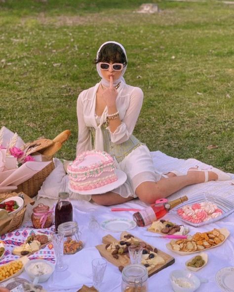 Birthday girl, birthday cake, birthday aesthetics, picnic, birthday picnic, picnic aesthetic, birthday picnic ideas, picnic ideas, french picnic, french girl, french aesthetic, retro, vintage birthday, vintage picnic Tea Party Shoot, Picnic Aesthetic Ideas, Coquette Picnic, Spring Birthday Outfit, Outfit Picnic, Sophisticated Garden, Picnic Fashion, My 25th Birthday, Picnic Photo Shoot