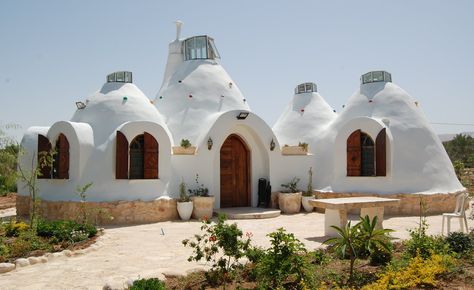 ShamsArd, a Palestinian architecture firm, uses packed earth to construct its environmentally friendly homes. Super Adobe House Design, Super Adobe, Casa Hobbit, Earth Bag Homes, Earth Bag, Earthship Home, Vacation Cottage, Dome Home, Adobe House