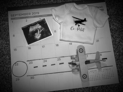 Aviation baby announcement 💖👶🏻 Pilot Baby Announcement, Airplane Baby Announcement, Aviation Baby Announcement, Military Baby Announcement, Air Force Baby, Pilot Baby, Boyfriends Birthday Ideas, Military Baby, Pregnancy Announcement Pictures