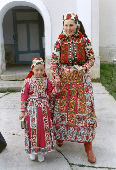 Hungarian Culture, Braided Chain Stitch, Costumes Around The World, Ethno Style, Hungarian Embroidery, Folk Clothing, National Costume, National Dress, Folk Dresses