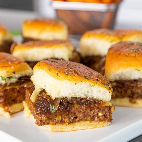 Garlic Sliders, Beyond Beef Recipes, Garlic Beef, Beef Sliders, Mini Sandwiches, Slider Recipes, Vegan Appetizers, Meat And Cheese, Meatless Meals