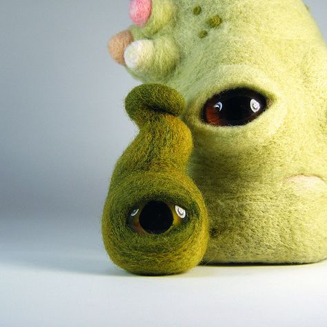 needle felted 'eye pod' and night light by Kit Lane on Flickr Tovad Ull, Felt Monster, Felt Craft Projects, Needle Felting Diy, Lovely Creatures, Needle Felting Projects, Felt Dolls, Wet Felting, Soft Sculpture