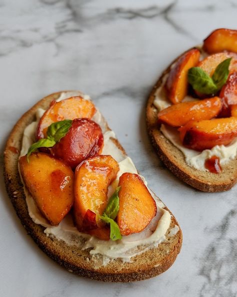 Peaches Cream Cheese, Cream Cheese Toast, Toast Recipe Breakfast, Caramelized Peaches, Cream Cheese Sandwiches, Fruit Sandwich, Weekday Breakfast, Cheese Toast, Breakfast Toast