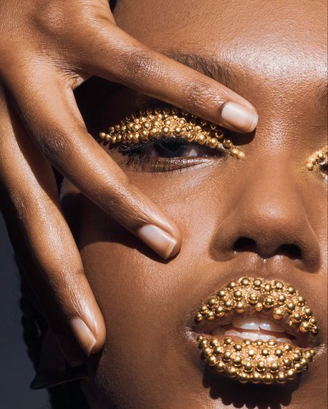 Gold editorial magasine black model Black Model Editorial, Nye 2024, Work Makeup, Black Model, Editorial, Queen, Makeup, Gold, Black