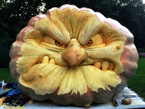 'Picasso of Pumpkin Carving' Ray Villafane's Enchanted Pumpkin Garden!! - Pee-wee's blog Ray Villafane, Pumpkin Sculpting, Awesome Pumpkin Carvings, Pumpkin Lamp, Pumpkin Carver, Pumkin Carving, Amazing Pumpkin Carving, Creative Pumpkin Carving, Pumpkin Garden