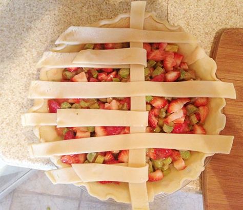 Step 5 - How to Make a Lattice Pie Crust Strawberry Rhubarb Pie Recipe, Lattice Pie Crust, Rhubarb Recipes Pie, Lattice Pie, Strawberry Rhubarb Pie, Rhubarb Pie, Strawberry Rhubarb, Super Easy Recipes, Family Traditions