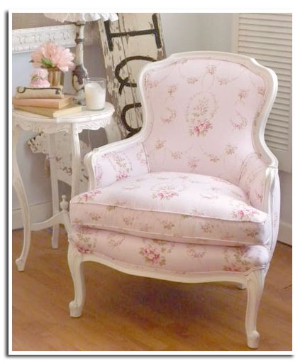 All Pink Bedroom Vintage, Christmas Decor Ideas Living Room, Pink Vintage Couch, Pink Vintage Chair, Simple Christmas Decor Ideas, Pink Floral Accent Chair, Pink Antique Chair, Shabby Chic Chairs, Muebles Shabby Chic