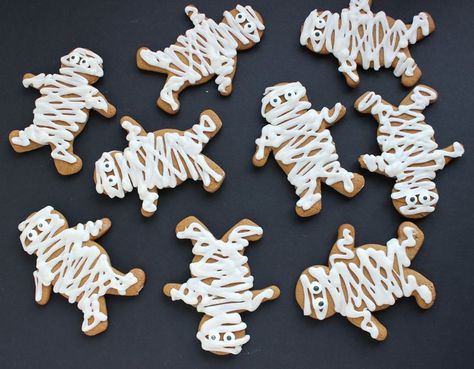 Gingerbread Mummies Gingerbread Mummies, Halloween Food Mummy, Vegetarian Halloween, Halloween Toddler Party, Chai Cookies, Halloween Gingerbread, Halloween Punch Recipes, Pasteles Halloween, Best Gingerbread Cookies