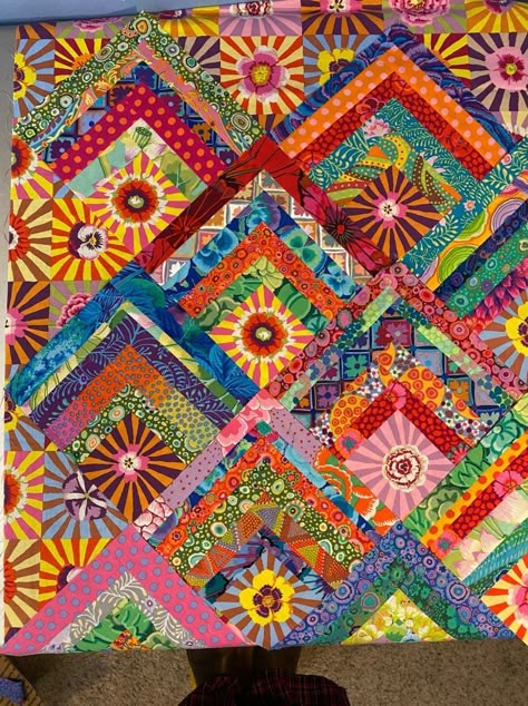 Kaffe Quilts, Bright Quilts, Quilting Tutorial, Kaffe Fassett Quilts, Kaffe Fassett Fabric, Scrappy Quilt Patterns, Scrap Quilt Patterns, Log Cabin Quilts, Crazy Quilting