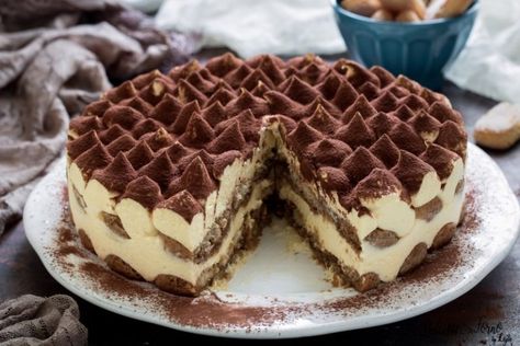 Ricetta TORTA TIRAMISU, ricetta perfetta per compleanno e feste Best Tiramisu Recipe, Flan Au Caramel, Italian Desserts Easy, Tiramisu Recept, Italian Cuisine Recipe, Italian Cake, Chocolate Cake Decoration, Tiramisu Recipe, Cheesecake Cupcakes