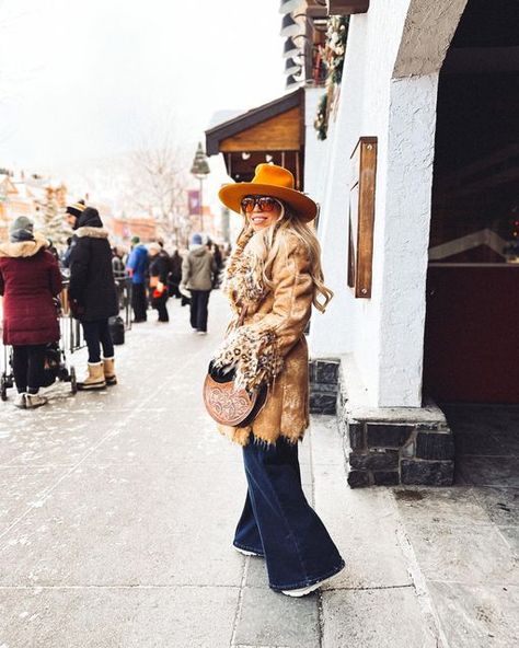 Kayla Bell | Western Fashion | Lifestyle on Instagram: "Apres Skijor ⛷️ 🤠 So far my first @skijorcanada has been a wild ride. I can’t wait for the second perf at 3 (it might include an outfit change 😉) Coat @abdconsignment Hat @hollyallenhats (@smithbilthats) Bag @highridge.honey Jeans @rockandrolldenim (code KBELL20) #skijor #skijorfashion #skijorstyle #apresski #apresskistyle #banff #banffcanada #banffsnowdays #westernfashion #westernlifeandstyle #westernchic #cowgirlchic #cowgirlhat #west Skijoring Outfit Banff, Skijoring Fashion, Cream Fedora Hat Outfit, Skijoring Outfit, Winter Cowboy Outfit, Western Winter Outfits Women, Yellowstone Party, Fancy Cowgirl, Western Winter Outfits