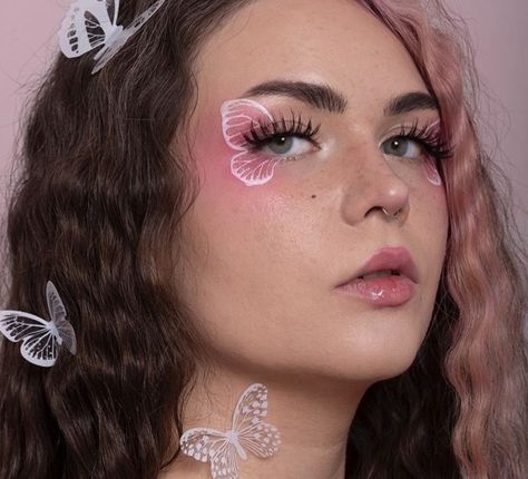 Pink Butterfly Makeup, Pink Fairy Makeup, Barbie Inspired Makeup, Butterfly Makeup Look, Maquillage Yeux Cut Crease, Butterfly Makeup, Cute Eye Makeup, Graphic Makeup, Rave Makeup