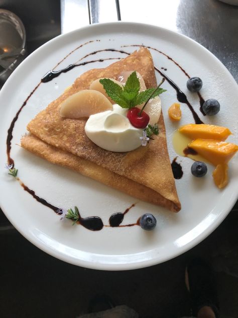 Crepes Plating Ideas, Crepe Plating Ideas, Crepe Plating, Pancake Plating, Apple Crepes, Peach Crepes, Appetizer Display, Chocolate Crepes, Culinary Classes