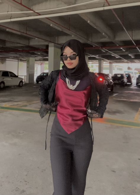 Mafia Outfit Women Hijab, Euphoria Ootd, Hijab Party Outfit, Muslim Streetwear, Vampire Outfit, Musical Dress, Red And Black Outfits, Retro Fashion Outfits, Stile Hijab