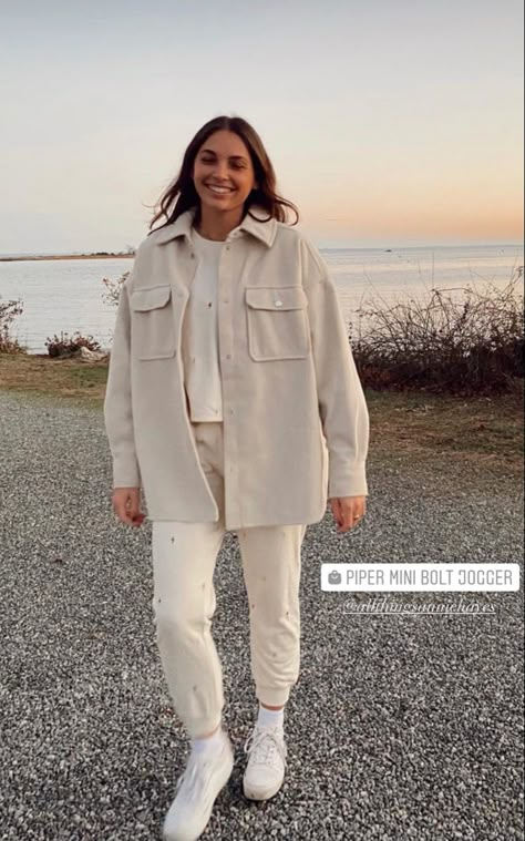 Beige Shaket Outfits, Nude Jacket Outfit, Outfit Sobrecamisa Mujer, Chic Beige Shacket, Winter Safari Outfits, Casual Oversized Beige Outerwear, Beige Long Sleeve Shacket, Cozy Beige Shacket For Winter, Sobrecamisa Mujer Outfit