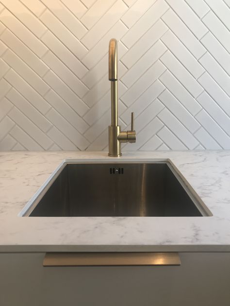 White, double herringbone tiles, brass tap, brass lip handles, stainless steel undermounted sink and solid laminate worktop 😍 Stainless Steel Sink With Brass Tap, Gold Kitchen Tap, Gold Tapware Kitchen, Sink Ideas Kitchen, White Kitchen Worktop, Kitchen Interior Decor, Kitchen Sink Ideas, Herringbone Tiles, Double Herringbone