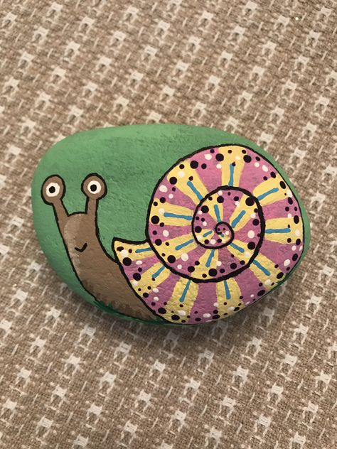 Snail Painted Rock, Painting Fish, Christmas Arts, Happy Stones, Christmas Arts And Crafts, Painted Shells, Rock Painting Patterns, Painting Rocks, Pet Rocks