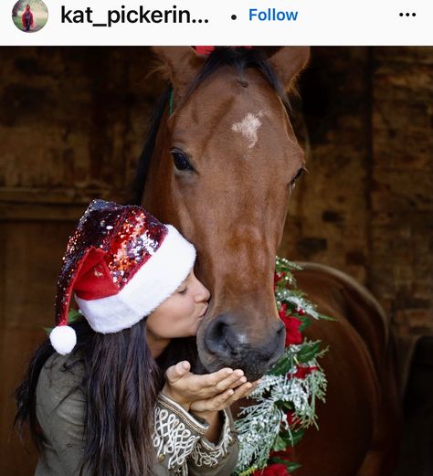 Horse Christmas Pictures Families, Horse Holiday Photos, Christmas Photos With Horses, Christmas Pictures With Horses, Horse Christmas Photoshoot, Winter Horse Photoshoot, Christmas Horse Photoshoot, Horse Christmas Pictures, Western Christmas Photoshoot