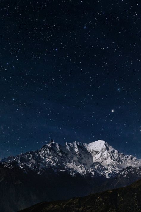 Night Sky Photography Real Life Stars, Night Time Mountains, Night Mountain Aesthetic, Real Stars In The Sky, Mountain Night View, Night Mountain View, Velaris Aesthetic, Night Sky Mountains, Mountain Night Sky