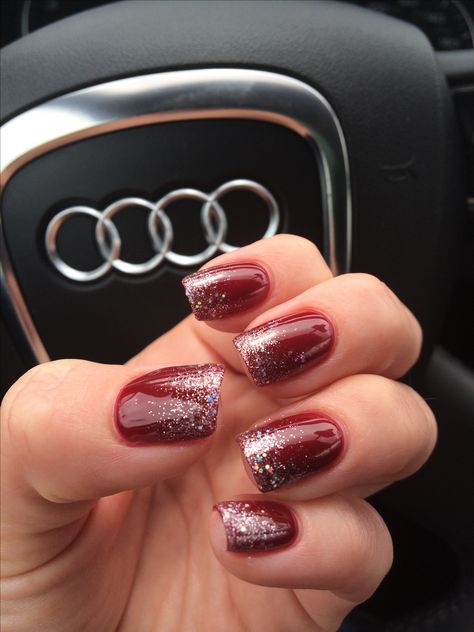 Dipped in glitter. A subtle silver sparkle ombré over burgundy nails. Another edition from my bestie Shannon. Christmas Nails Glitter, Nails Burgundy, Prom Nails Red, Burgundy Nails, Super Nails, Nails Polish, Sparkle Nails, Homecoming Nails, Silver Sparkle