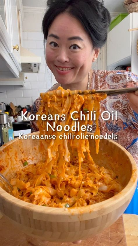 🌶️🍜Korean Chili Oil Noodles Cook Noodles about 3min, set aside1 tbsp Gochujang paste1,5 tbsp Peanut butter3 cloves garlic minced1tsp chili flakes1 tsp sugar1 tbsp soy sauce1 tbsp rice wine vinegar1/2 tsp chicken powderSpring onion Sesame seeds(Hot oil, Pour the oil over the noodles )#huibelanda #foodlover #foodies #foodvlogger #travel #travelvlogger #visitors #city #travelers #viral #viralfood #homemade #popular #tastes #dinerideas #recipes #food #dinnerideas #simple #easy #streetfood #koreans Chili Oil Noodles, Oil Noodles, Korean Chili, Chili Oil, Rice Wine, Hot Oil, Sesame Seeds, Korean Food, Recipes Food