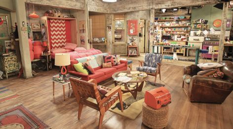 Decorate Your Apartment in 'Two Broke Girls' Style - Cute Furniture Caroline Channing, Witch Bedroom, Living Room 70s, Girls Apartment, 70s Furniture, Set Aesthetic, 2 Broke Girls, Cute Furniture, Basement Apartment