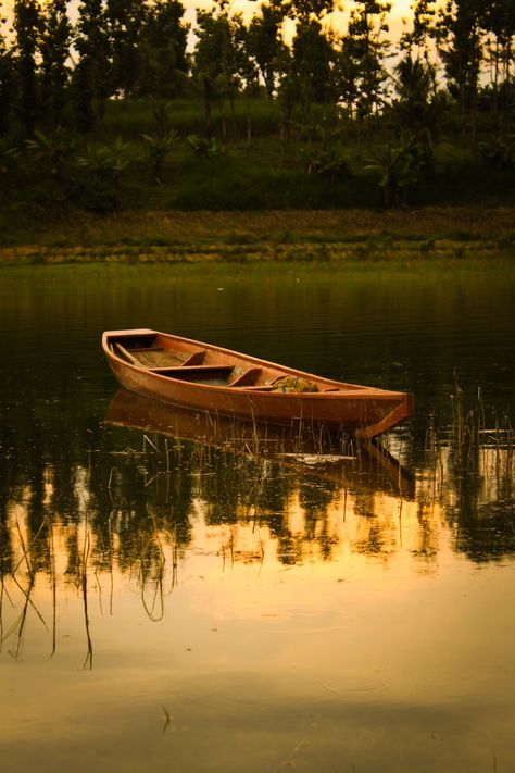 Perahu di danau yang disirami cahaya senja Danau Aesthetic, Super Moon, Apa Aja, Small Boats, Nature Aesthetic, Nature Animals, Wonders Of The World, Angel, Lake