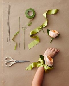 Easy DIY Idea: How to Make Your Mother-of-the-Bride Corsage Arm Corsage, Corsage Diy, Mother Of Bride Corsage, Diy Wrist Corsage, Diy Corsage, Bridesmaid Corsage, Brooch Corsage, Making Flowers, Fleurs Diy