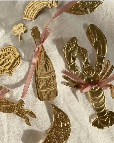 Embossed Foil Art, Embossed Foil Christmas Decorations, Tin Ornaments Diy, Gold Foil Art Diy, Foil Christmas Decorations, Brass Christmas Ornaments, Copper Ornaments, Tin Ornaments, Aluminum Can Crafts