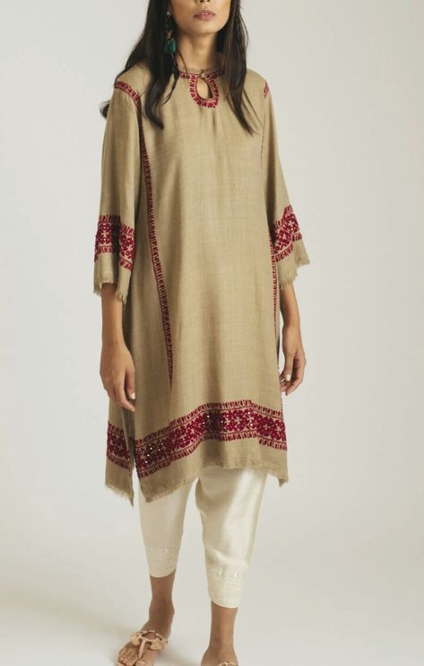 Phiran Style Kurta, Pashmina Kurti Design, Woolen Kurti Design, Pakistani Woolen Suits, Woolen Kurta Designs Women, Winter Kurtis For Women, Woolen Suits Women Indian, Woolen Kurtis Design Winter, Pashmina Suits Design