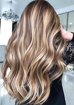 Si tienes ganas de un cambio de look, y buscas un tinte que vaya con tu tono de piel, hoy te dejamos 8 tintes claros y naturales que sí les quedan a las morenas y que amarás. Descubre varios tonos que van desde balayage hasta rubios platinados que te harán ver guapísima. Toma nota. Balayage. Si te gustan los tonos degradados, los balayage son perfectos para darle aún más luz a tu piel morena. Te dejamos: 5 tonos de balayage para morenas que te harán destacar 30 Hair Color, Micro Loop Hair Extensions, Wrap Around Ponytail, Rambut Brunette, Blonde Hair Inspiration, Remy Human Hair Extensions, 100 Remy Human Hair, Roots Hair, Silky Hair