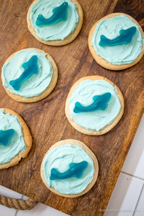 Shark Week Sugar Cookies, Shark Treats Party Ideas, Shark Gummy Cupcakes, Shark Brownies, Shark Week Cupcakes, Shark Theme Dessert, Sea Themed Desserts, Shark Themed Desserts, Jaws Party Food