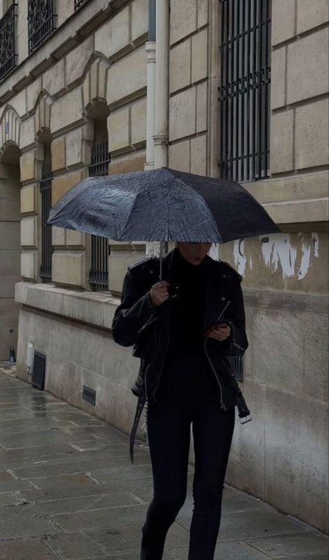 Rainy Day Photography Ideas, Aesthetic Rainy Day Outfit, Rain Outfit Aesthetic, Gangsters Paradise, Rainy Paris, Boho Chic Aesthetic, Jungle Aesthetic, Rainy Day Photography, Stylish Umbrella