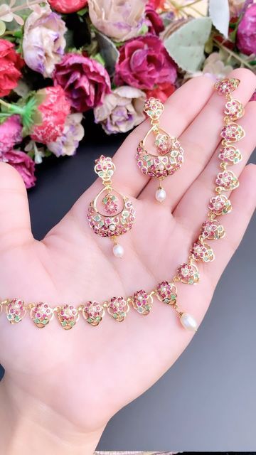 Hyderabadi Jewellery, Jadau Necklace Set, Desi Jewellery, Jadau Necklace, Trendy Silver Jewelry, Hyderabadi Jewelry, Simple Bridal Jewelry, Wedding Jewellery Designs, Jadau Jewellery