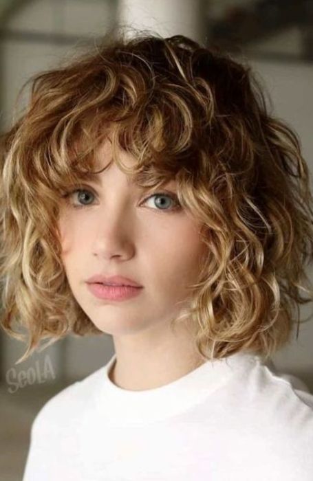 Blonde Curly Bob, Bangs Ideas, Short Permed Hair, Trendy Bob, Short Wavy Bob, Choppy Bob Haircuts, Bob Hairstyles With Bangs, Polished Hair, Bob Haircut With Bangs