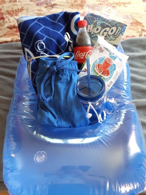 Pool party/swim Theme Gift Basket for a male. Pool Gift Ideas, Pool Party Gift, Pallet Deck Diy, Goodie Basket, Pool Gifts, Pool Party Favors, Gift Baskets For Him, Retirement Party Gifts, 12 Birthday